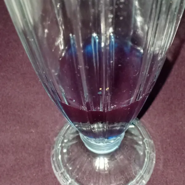 Tuang air bunga telang dalam gelas sekitar 1/3 gelas