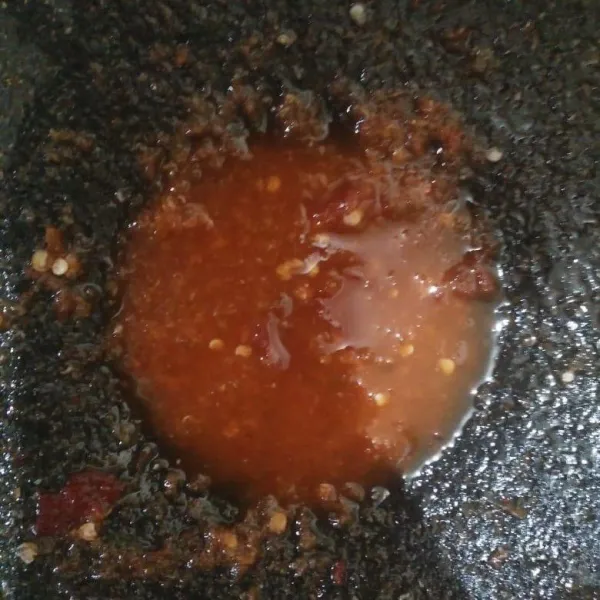 Masukkan cabai merah, gula, garam ulek hingga halus lalu tambahkan sedikit air, sisihkan.