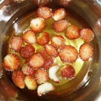 Strawberry di iris kemudian masak dengan gula dan air hingga mendidih, biarkan dingin.