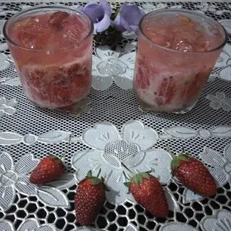 Tata semua bahan dalam gelas, siap disajikan.