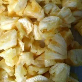 Bersihkan nanas, potong kecil.