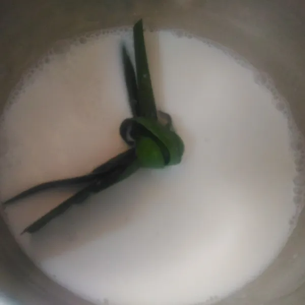 Campur jadi satu santan, air, gula pasir, daun pandan dan garam masak hingga mendidih dan gula larut dengan api kecil. Angkat dan dinginkan.