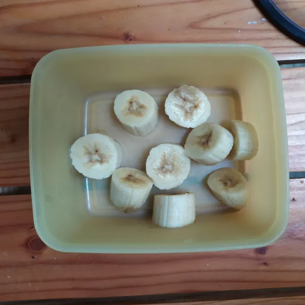 Bekukan pisang ambon yang sudah dipotong-potong (bisa langsung tanpa dibekukan)