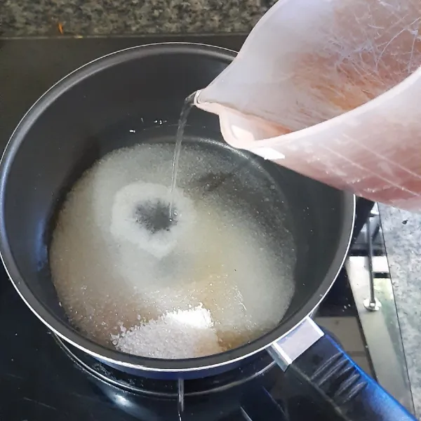 Untuk membuat simple sirup, didihkan air bersama gula hingga gula larut. matikan api kemudian sisihkan.