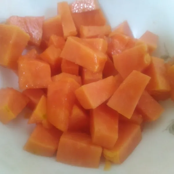 Kupas pepaya lalu potong dadu. Sisihkan.