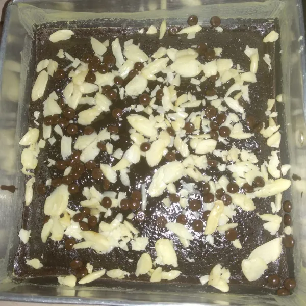 Keluarkan dari panggangan kemudian beri topping sesuai selera (saya suka panggang setengah matang dulu lalu dimasukkan topping, agar topping tidak tenggelam ke adonan). Kemudian panggang lagi sekitar 30 menit atau sampai matang. Jangan lupa tes tusuk untuk mengetahui tingkat kematangan.