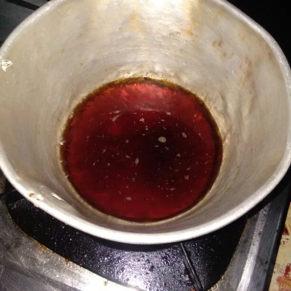 Didihkan brown sugar dengan 100 ml air, sisihkan.