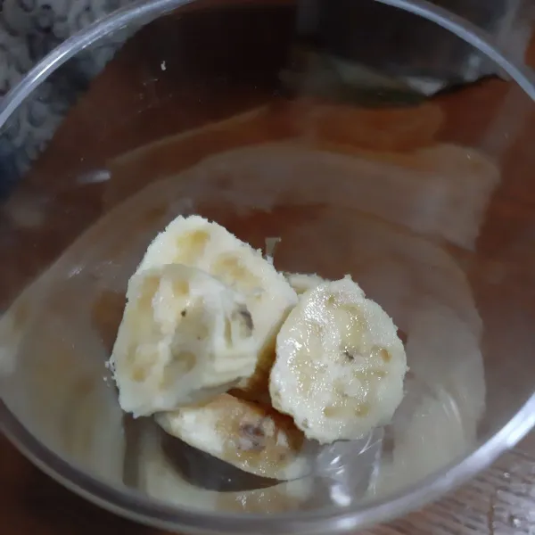Tata irisan pisang matang dalam gelas saji.