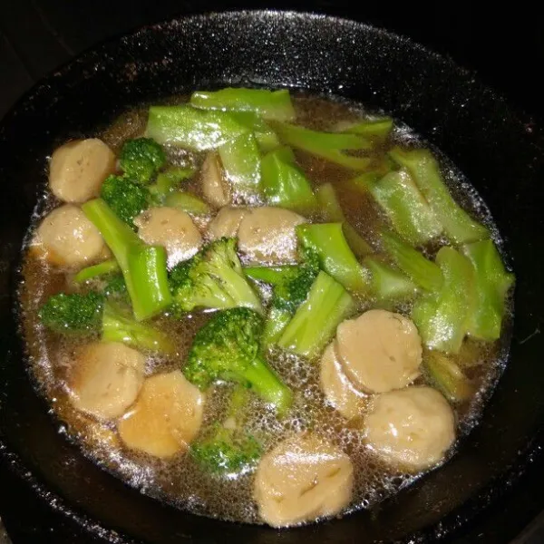 Masukan brokoli dan bakso masak sebentar, tes rasa.