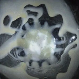 Siapkan gelas, siram 1 sdm skm dipinggiran gelas.