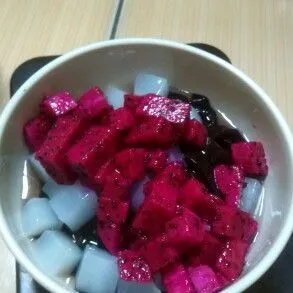 Tambahkan potongan buah naga.