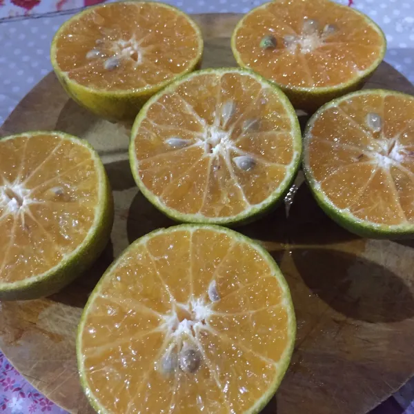 Belah jeruk menjadi 2 bagian.