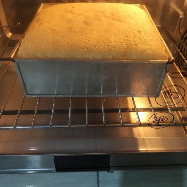 Panggang dalam oven bersuhu 200 derajat selama 40 menit atau sesuaikan dengan oven masing masing.