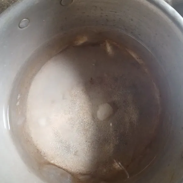 Buat sirup gula pasir, masukan air dan gula dalam panci, lalu masak sampai gula larut angkat dan dinginkan.