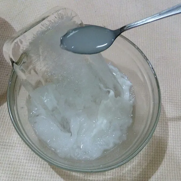 Siapkan mangkok berisi es batu. Tuang larutan jelly sesendok demi sesendok ke atasnya.  Sisihkan.