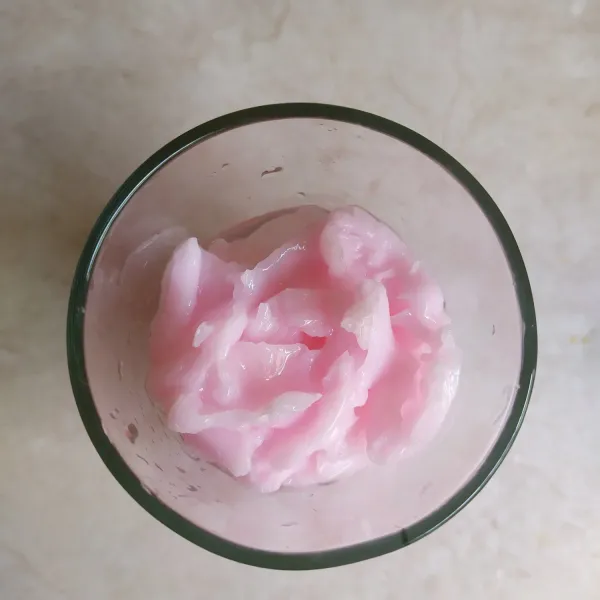Siapkan gelas saji. Masukkan secukupnya es batu. Lalu tambahkan kopyor jelly ke dalamnya. Tuang nutrisari dan beri biji selasih secukupnya bila suka. Sajikan dingin.