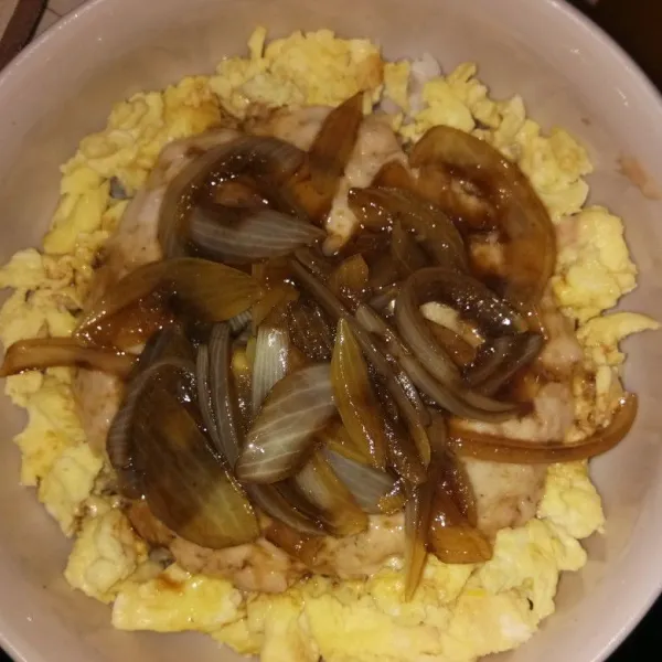 Iris bawang bombay, tumis, lalu tambahkan air. Kemudian masukkan soy sauce/kecap asin dan minyak wijen. Tunggu sampai mendidih.