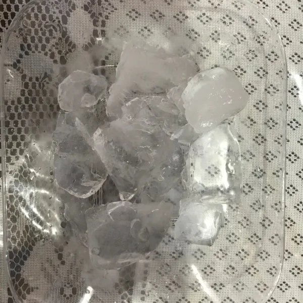 Hancurkan es batu hingga berukuran kecil.