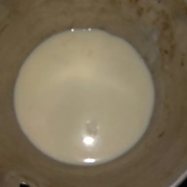 Dalam wadah campurkan susu, gula, bubuk agar dan jeli, aduk rata.