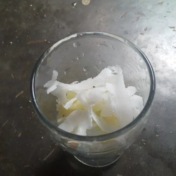 Masukan es batu buah melon dan kelapa keruk lalu masukan sirup gula dan air kelapa.