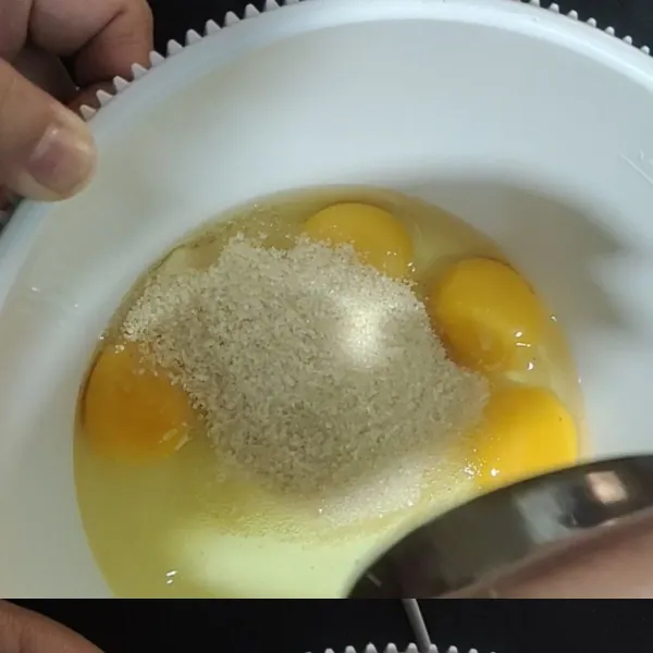 Campur telur, gula dan ovalet kemudian mixer sampai kaku dan pucat.