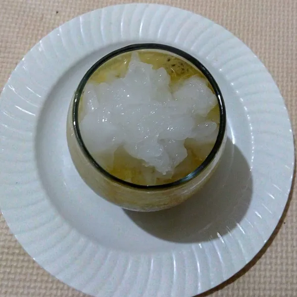 Beri daging kelapa muda. Sajikan.