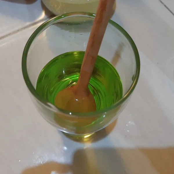 campurkan sirup melon dengan 1/2 gelas air