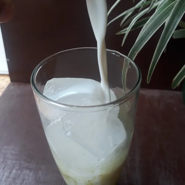 Tuangkan susu cair hingga gelas penuh.