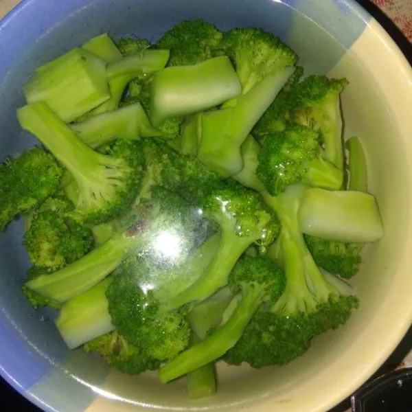 Rebus brokoli, tiriskan lalu rendam air dingin.