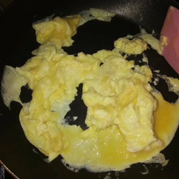 Kocok telur, lalu beri garam, dan buat scramble egg.