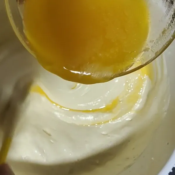 Tambahkan mentega cair lalu aduk dari dalam keluar aduk sampai mentega benar benar tercampur.