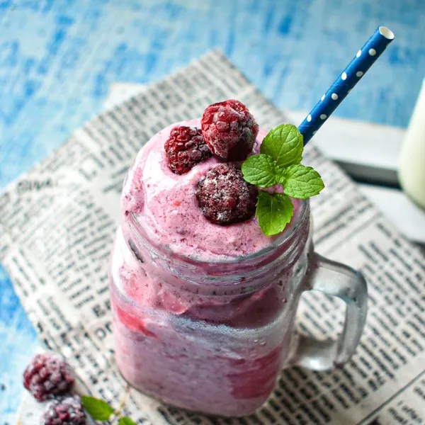 Tuangkan blackBerry milkshake smoothie kedalam gelas, hias dengan blackberry dan daun Mint. Yummy 😍😍