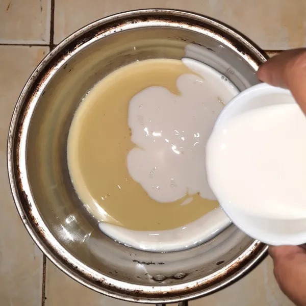 Campur kental manis dan susu cair ke dalam wadah bersih yang berkapasitas lebih dari 500ml (saya pakai panci kecil yang ada gagangnya). Sisihkan