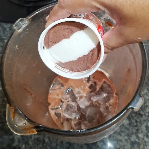 Masukkan es krim dan air matang, lalu blender hingga tercampur rata.