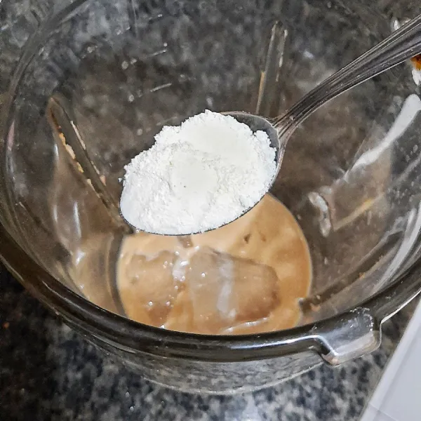 Dan terakhir, tambahkan whipped cream dan 2 sendok makan air. Blend semua bahan hingga rata. Lalu, tuang kopi ke dalam gelas saji.