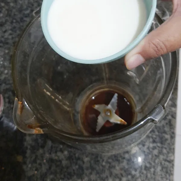 Masukkan kopi ke dalam blender. Tuang susu full cream.
