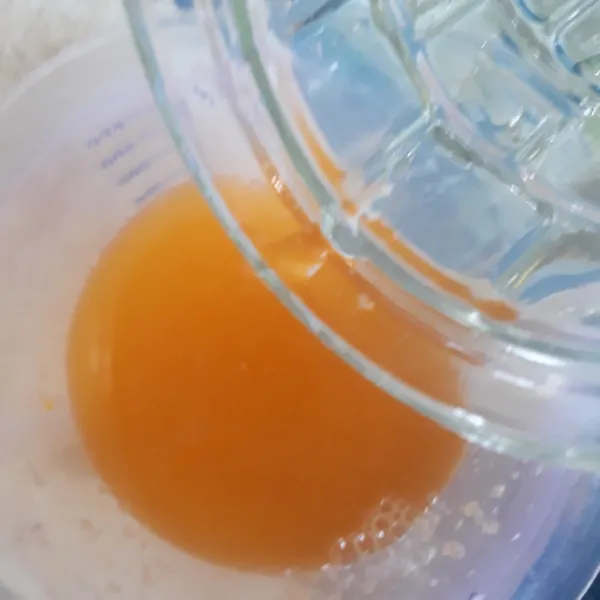 Masukkan gula kedalam air hangat aduk sampai gula larut,campurkan ke dalam jeruk yang sudah di peras.