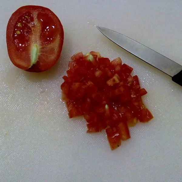 Cuci tomat kemudian iris kecil2.