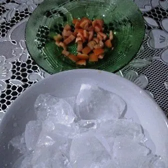 Bersihkan tomat buang biji, potong kecil.