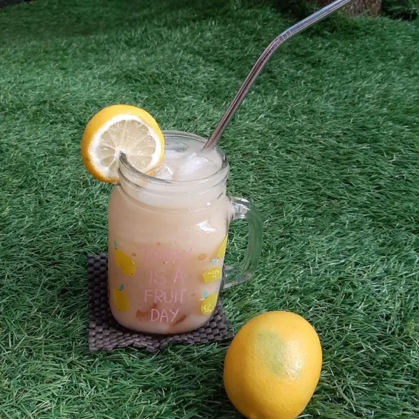 Es lemon tea jelly yakult siap diminum selagi dingin.