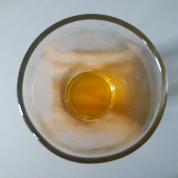 Siapkan gelas saji, masukkan sirup mangga.