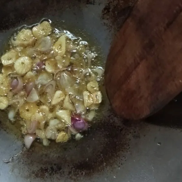 Panaskan margarin kemudian tumis duo bawang hingga harum.