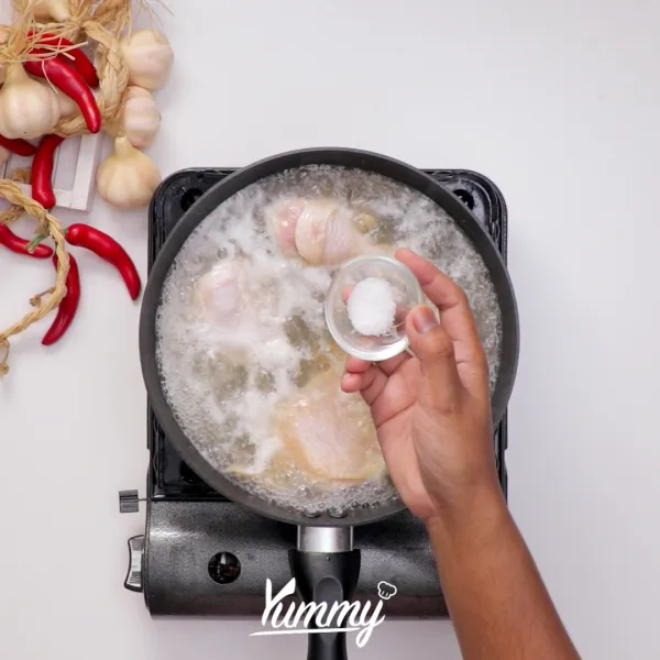 Tambahkan garam, gula, lada, bawang putih bubuk, kecap dan saus sambal ke dalamnya.