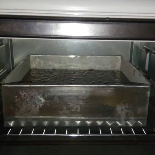 Tuang ke loyang 22x22 yang sudah diolesi margarin dan ditaburi terigu tipis saja, oven disuhu 180⁰C selama 40 menit pakai apa bawah di 10 menit terakhir pakai api atas bawah, oven sebelumnya dipanaskan terlebih dahulu.