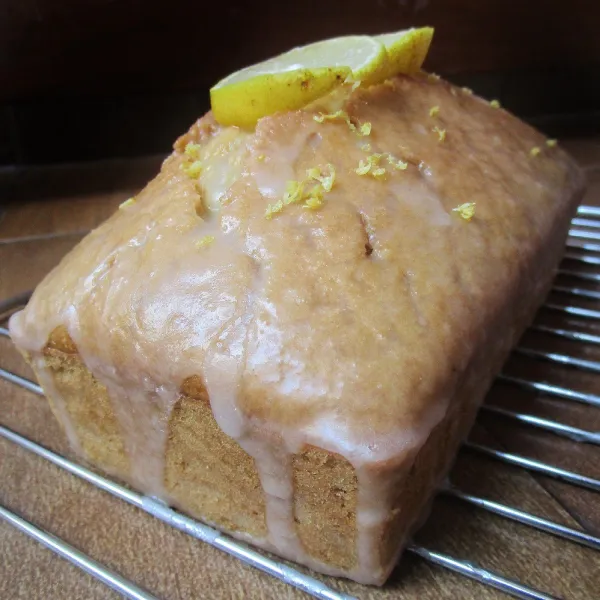 Tuang topping ke atas bolu yang sudah dingin. Potong-potong. Sajikan.