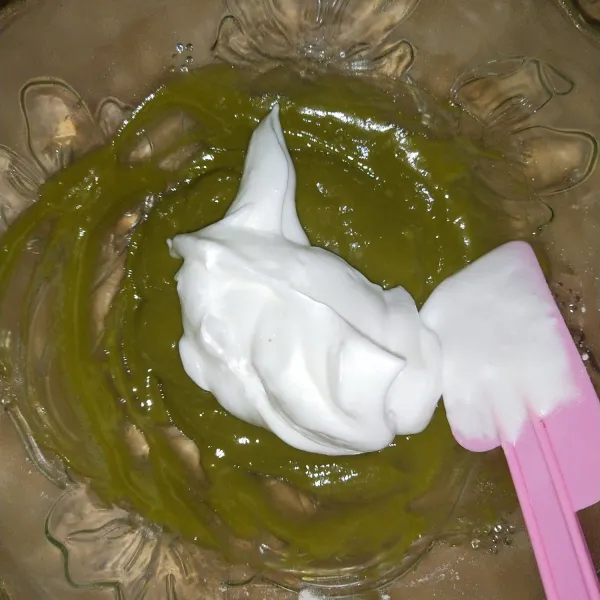 Tambahkan meringue ke dalam greentea. Aduk dengan cara folding.