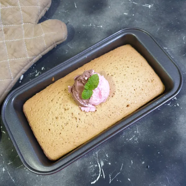 Bolu panggang lembut siap disajikan.