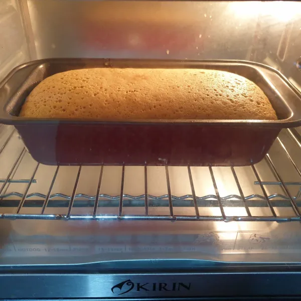Setelah matang keluarkan dari oven tunggu dingin baru dipotong/hias dengan toping sesuai selera.