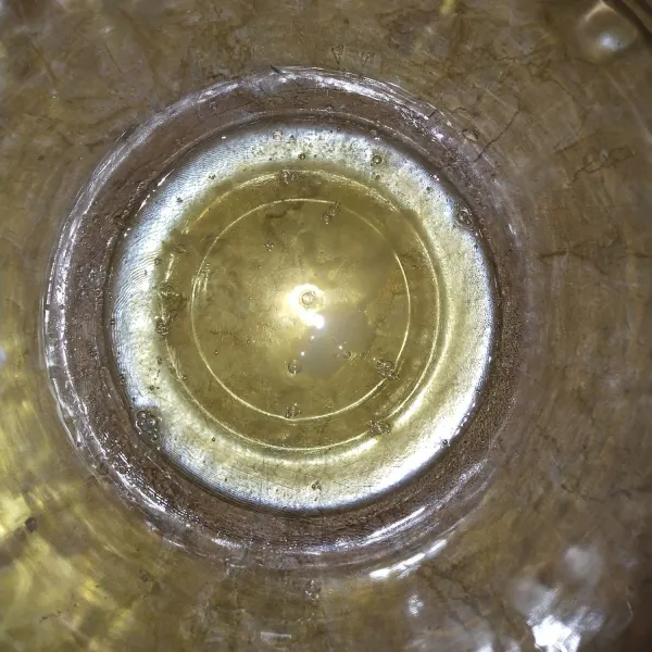 Mixer putih telur dan air jeruk, hingga berbusa.