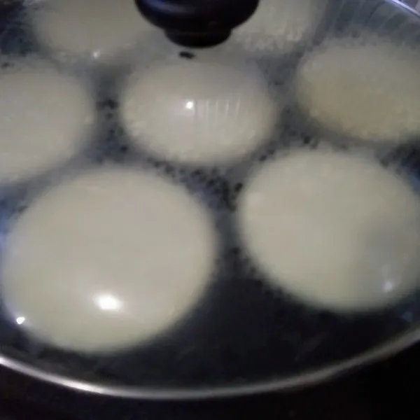 Tuang adonan dalam cetakan (me: cetakan kue lumpur), tutup lalu panggang selama 1 menit.